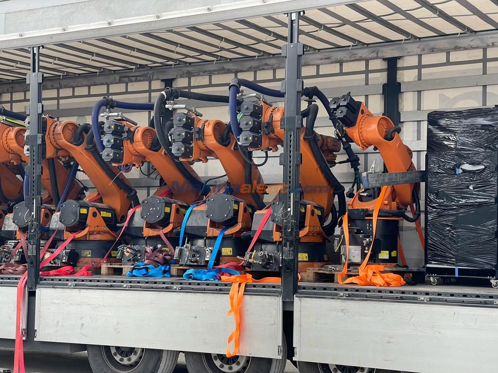 KUKA KR210 ROBOTLAR