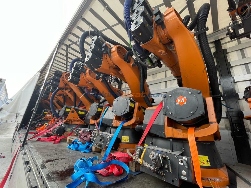 KUKA KR210 ROBOTLAR