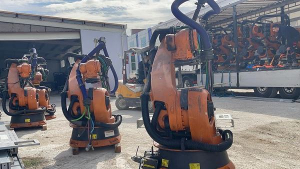 KUKA KR210 ROBOTLAR