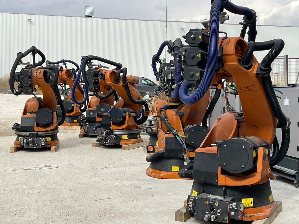 KUKA KR210 ROBOTLAR