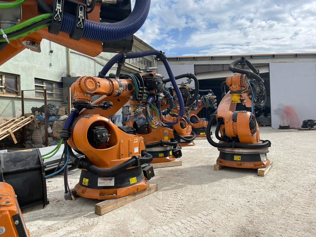 KUKA KR210 ROBOTLAR