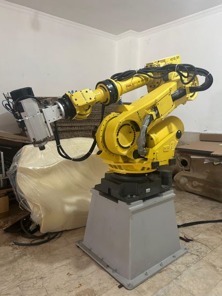 Fanuc r2000ib 210F Robot